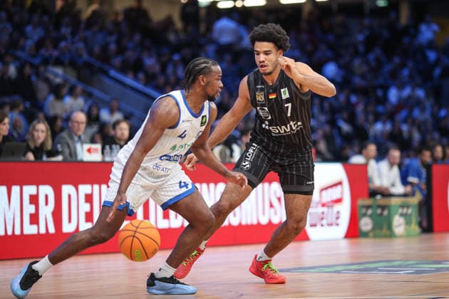 Silas Kaan Osezua Oriane (Tigers Tuebingen, 07)im Zweikampf mit Isaiah Rayshaud Hart (PS Karlsruhe LIONS, 04), PS Karlsruhe LIONS vs Tigers Tuebingen, Basketball ProA 2. Bundesliga, 11. Spieltag, Saison 2025 2026, 05.12.2025, PS Karlsruhe LIONS vs Tigers Tuebingen, Basketball ProA 2. Bundesliga, 11. Spieltag, Saison 2025 2026, 05.12.2025 Karlsruhe Copyright: xEibner-Pressefoto JanxPrihodax EP_JPA