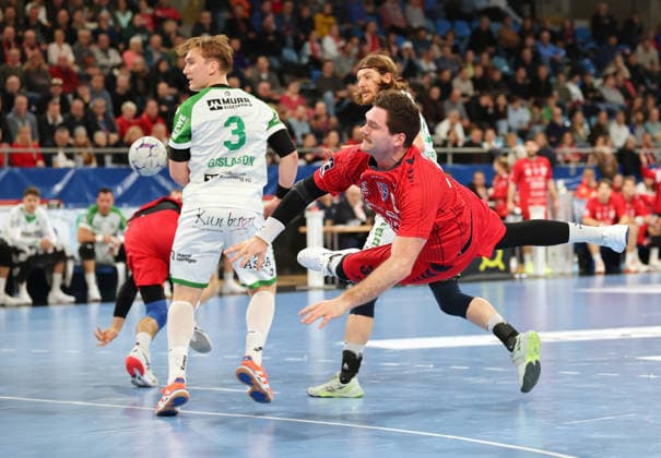 05.12.2025, Deutschland, Bietigheim, Handball 2. Bundesliga, SG BBM Bietigheim vs. HC Oppenweiler Backnang, v.l. Gislason (HCO), Jonathan Fischer (BBM), Jan Forstbauer (HCO)