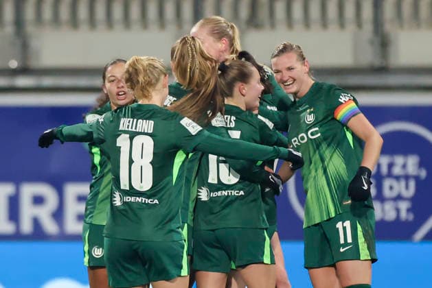 Caitlin Dijkstra (VfL Wolfsburg) bejubelt ihren Treffer mit den Teamkolleginnen, Google Pixel Frauen-Bundesliga, VfL Wolfsburg v SC Freiburg, AOK Stadion am 05. December 2025 in Wolfsburg, Deutschland. (Foto von Marco Steinbrenner DeFodi Images) Caitlin Dijkstra (VfL Wolfsburg) celebrates her goal with teammates, Google Pixel Frauen-Bundesliga, VfL Wolfsburg v SC Freiburg, AOK Stadion, December 5, 2025 in Wolfsburg, Germany. (Photo by Marco Steinbrenner DeFodi Images) DFB DFL REGULATIONS PROHIBIT ANY USE OF PHOTOGRAPHS AS IMAGE SEQUENCES AND OR QUASI-VIDEO.