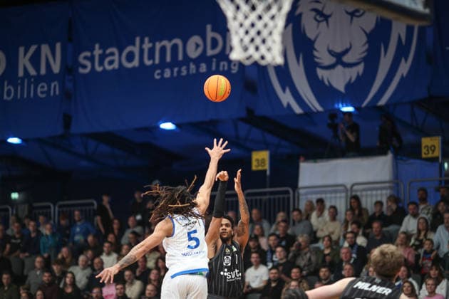 3 Punkte Bernard Joel Pelote III (Tigers Tuebingen, 01) gegen Tyrese Williams (PS Karlsruhe LIONS, 05), PS Karlsruhe LIONS vs Tigers Tuebingen, Basketball ProA 2. Bundesliga, 11. Spieltag, Saison 2025 2026, 05.12.2025, PS Karlsruhe LIONS vs Tigers Tuebingen, Basketball ProA 2. Bundesliga, 11. Spieltag, Saison 2025 2026, 05.12.2025 Karlsruhe Copyright: xEibner-Pressefoto JanxPrihodax EP_JPA