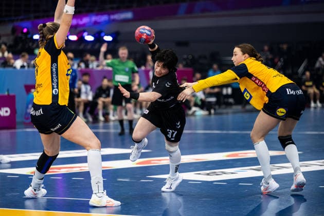 251205 Kristin Thorleifsdottir and Olivia Löfqvist of Sweden against Minseo Kim of South Korea during the 2025 IHF Women™s World Championship, WM, Weltmeisterschaft handball match between Sweden and South Korea on December 5, 2025 in Dortmund. Photo: Emma Wallskog BILDBYRAN COP 320 EW0603 handball handboll handball bbeng vm handball-vm handbolls-vm ihf handball world championship world handball championship 2025 world championship 2025 sverige sweden south korea dam Copyright: EMMAxWALLSKOG BB251205EW116