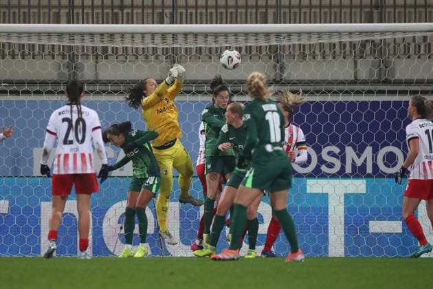 VfL - Freiburg, BL Frauen Wolfsburg, 05.12.2025, FUßBALL - VfL Wolfsburg vs. SC Freiburg, Google Pixel Frauen-Bundesliga, Saison 2025 26. Torfrau Laura Benkarth (SC Freiburg) , Caitlin Dijkstra (VfL Wolfsburg) Wolfsburg