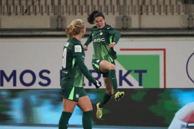 VfL - Freiburg, BL Frauen Wolfsburg, 05.12.2025, FUßBALL - VfL Wolfsburg vs. SC Freiburg, Google Pixel Frauen-Bundesliga, Saison 2025 26. Caitlin Dijkstra (VfL Wolfsburg) jubelt nach ihrem Tor zum 2:1 Wolfsburg