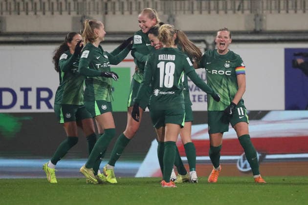 VfL - Freiburg, BL Frauen Wolfsburg, 05.12.2025, FUßBALL - VfL Wolfsburg vs. SC Freiburg, Google Pixel Frauen-Bundesliga, Saison 2025 26. Caitlin Dijkstra (VfL Wolfsburg) jubelt mit der Mannschaft nach ihrem Tor zum 2:1 Wolfsburg