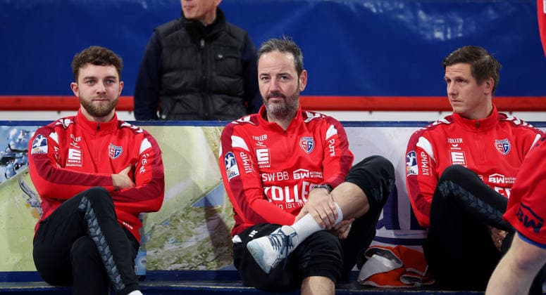 05.12.2025, Deutschland, Bietigheim, Handball 2. Bundesliga, SG BBM Bietigheim vs. HC Oppenweiler Backnang, v.l. Co-Trainer Manuel Schmidt (BBM), Trainer Iker Romero (BBM), Torwart-Trainer Jürgen Müller (BBM)