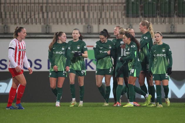 VfL - Freiburg, BL Frauen Wolfsburg, 05.12.2025, FUßBALL - VfL Wolfsburg vs. SC Freiburg, Google Pixel Frauen-Bundesliga, Saison 2025 26. Caitlin Dijkstra (VfL Wolfsburg) jubelt mit der Mannschaft nach ihrem Tor zum 2:1 Wolfsburg