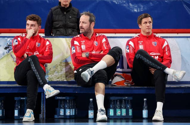 05.12.2025, Deutschland, Bietigheim, Handball 2. Bundesliga, SG BBM Bietigheim vs. HC Oppenweiler Backnang, v.l. Co-Trainer Manuel Schmidt (BBM), Trainer Iker Romero (BBM), Torwart-Trainer Jürgen Müller (BBM)