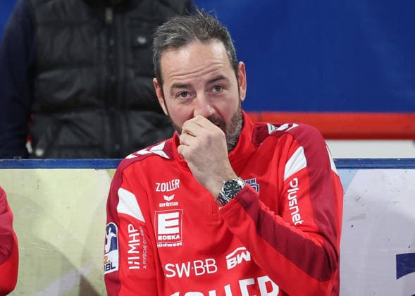 05.12.2025, Deutschland, Bietigheim, Handball 2. Bundesliga, SG BBM Bietigheim vs. HC Oppenweiler Backnang, Trainer Iker Romero (BBM)