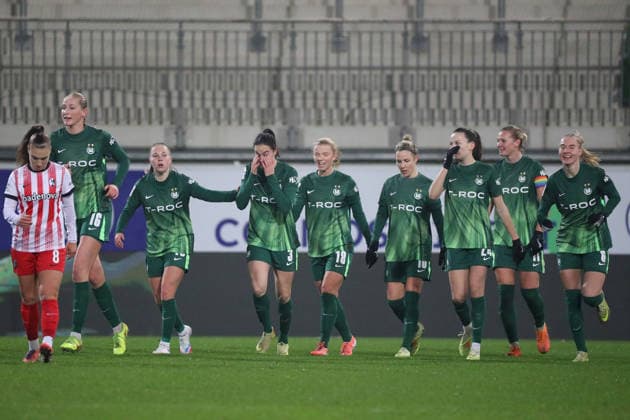 VfL - Freiburg, BL Frauen Wolfsburg, 05.12.2025, FUßBALL - VfL Wolfsburg vs. SC Freiburg, Google Pixel Frauen-Bundesliga, Saison 2025 26. Caitlin Dijkstra (VfL Wolfsburg) jubelt mit der Mannschaft nach ihrem Tor zum 2:1 Wolfsburg