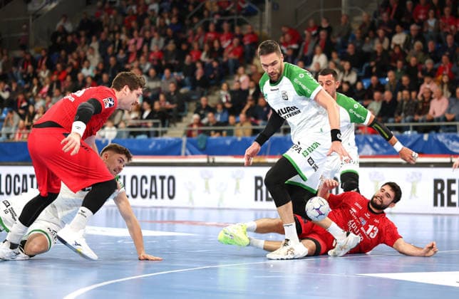 05.12.2025, Deutschland, Bietigheim, Handball 2. Bundesliga, SG BBM Bietigheim vs. HC Oppenweiler Backnang, v.l. Jonathan Fischer (BBM), Nick Fröhlich (HCO), Dominik Weiß (HCO), Juan de la Pena (BBM)