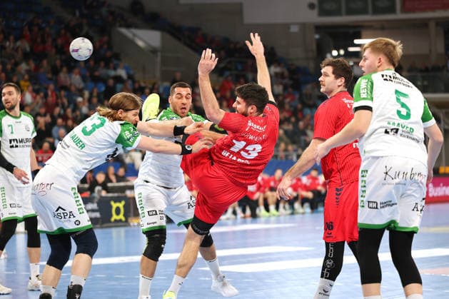 05.12.2025, Deutschland, Bietigheim, Handball 2. Bundesliga, SG BBM Bietigheim vs. HC Oppenweiler Backnang, v.l. Jan Forstbauer (HCO), Ruben Carlos Mota de Sousa (HCO), Juan de la Pena (BBM)