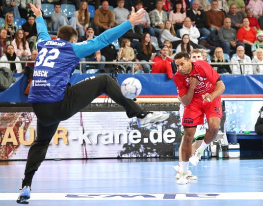 05.12.2025, Deutschland, Bietigheim, Handball 2. Bundesliga, SG BBM Bietigheim vs. HC Oppenweiler Backnang, v.l. Janis Boieck (HCO), Djibril MÂ Bengue (BBM)