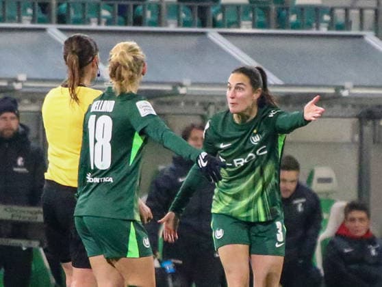 Deutschland: Frauen-Bundesliga 2025 26, 12. Spieltag - VfL Wolfsburg VS SC Freiburg - AOK Stadion (Wolfsburg): Caitlin Dijkstra (VfL Wolfsburg Frauen, 3) Copyright: xAymanxAlahmedx