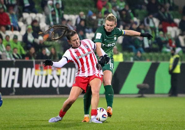 Deutschland: Frauen-Bundesliga 2025 26, 12. Spieltag - VfL Wolfsburg VS SC Freiburg - AOK Stadion (Wolfsburg): Alexandra Popp (VfL Wolfsburg Frauen, 11) Leela Egli (SC Freiburg Frauen, 20) Copyright: xAymanxAlahmedx