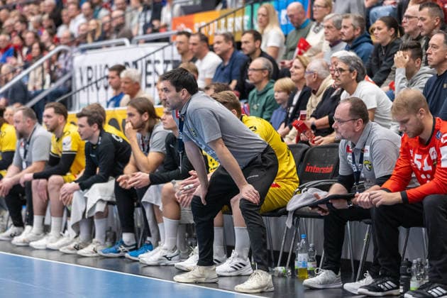 Mark Schmetz (HSG Krefeld Niederrhein, Chef-Trainer) HBW Balingen Weilstetten - HSG Krefeld Niederrhein, Handball 2.Bundesliga, 14.Spieltag, Saison 2025 2026, 05.12.25 HBW Balingen Weilstetten - HSG Krefeld Niederrhein, Handball 2.Bundesliga, 14. Spieltag, Saison 2025 2026, 05.12.25 Balingen Copyright: xEibner-Pressefoto KirstenxThiemax