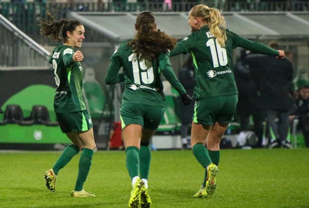 Deutschland: Frauen-Bundesliga 2025 26, 12. Spieltag - VfL Wolfsburg VS SC Freiburg - AOK Stadion (Wolfsburg): Torjubel Caitlin Dijkstra (VfL Wolfsburg Frauen, 3) Alexandra Popp (VfL Wolfsburg Frauen, 11) Kessya Bussy (VfL Wolfsburg Frauen, 19) Copyright: xAymanxAlahmedx