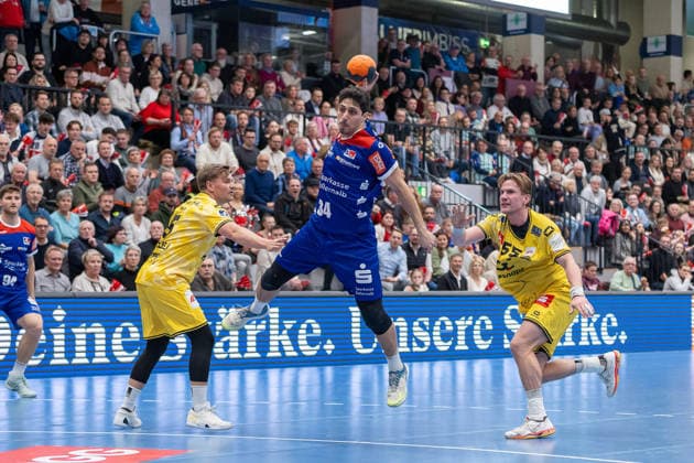 Falk Kolodziej (HSG Krefeld Niederrhein, 05), Yonatan Dayan (HBW Balingen-Weilstetten, 34), Niklas Ingenpass (HSG Krefeld Niederrhein, 55) HBW Balingen Weilstetten - HSG Krefeld Niederrhein, Handball 2.Bundesliga, 14.Spieltag, Saison 2025 2026, 05.12.25 HBW Balingen Weilstetten - HSG Krefeld Niederrhein, Handball 2.Bundesliga, 14. Spieltag, Saison 2025 2026, 05.12.25 Balingen Copyright: xEibner-Pressefoto KirstenxThiemax