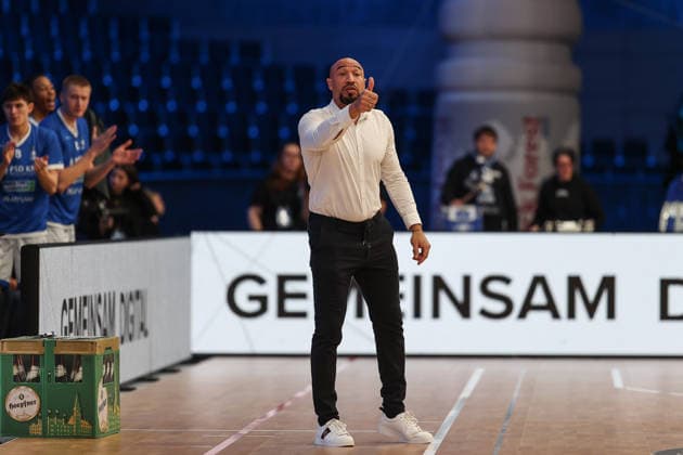 Demond Greene (PS Karlsruhe LIONS, Chef-Trainer) ist zufrieden, PS Karlsruhe LIONS vs Tigers Tuebingen, Basketball ProA 2. Bundesliga, 11. Spieltag, Saison 2025 2026, 05.12.2025, PS Karlsruhe LIONS vs Tigers Tuebingen, Basketball ProA 2. Bundesliga, 11. Spieltag, Saison 2025 2026, 05.12.2025 Karlsruhe Copyright: xEibner-Pressefoto JanxPrihodax EP_JPA