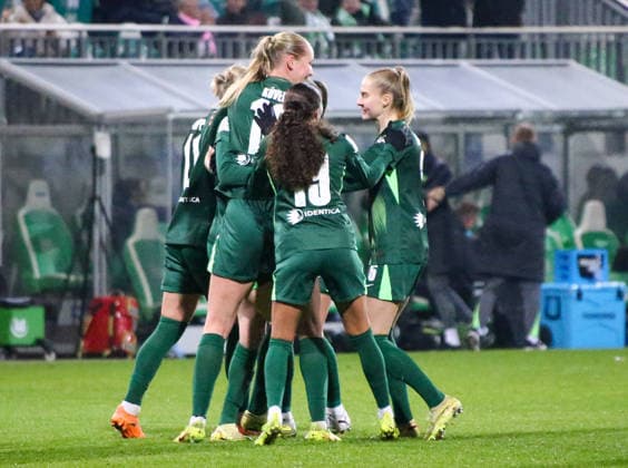 Deutschland: Frauen-Bundesliga 2025 26, 12. Spieltag - VfL Wolfsburg VS SC Freiburg - AOK Stadion (Wolfsburg): Torjubel Caitlin Dijkstra (VfL Wolfsburg Frauen, 3) Alexandra Popp (VfL Wolfsburg Frauen, 11) Kessya Bussy (VfL Wolfsburg Frauen, 19) Camilla Küver Camilla Kuver (VfL Wolfsburg Frauen, 16) Janina Minge (VfL Wolfsburg Frauen, 6) Copyright: xAymanxAlahmedx