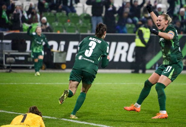 Deutschland: Frauen-Bundesliga 2025 26, 12. Spieltag - VfL Wolfsburg VS SC Freiburg - AOK Stadion (Wolfsburg): Torjubel Caitlin Dijkstra (VfL Wolfsburg Frauen, 3) Alexandra Popp (VfL Wolfsburg Frauen, 11) Copyright: xAymanxAlahmedx