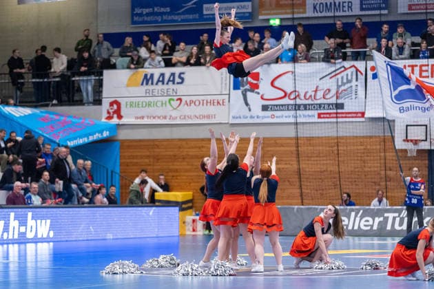 Cheerleader vor dem Spiel HBW Balingen Weilstetten - HSG Krefeld Niederrhein, Handball 2.Bundesliga, 14.Spieltag, Saison 2025 2026, 05.12.25 HBW Balingen Weilstetten - HSG Krefeld Niederrhein, Handball 2.Bundesliga, 14. Spieltag, Saison 2025 2026, 05.12.25 Balingen Copyright: xEibner-Pressefoto KirstenxThiemax