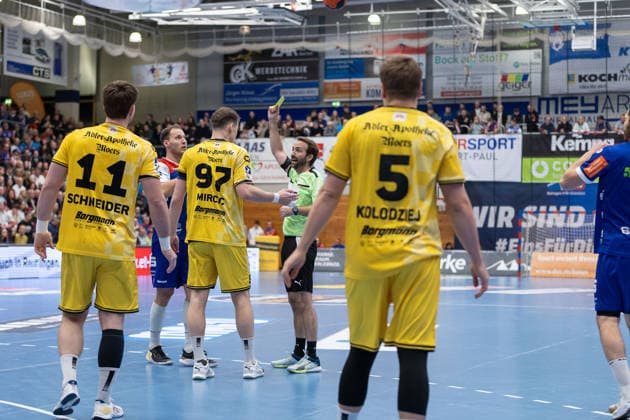 Gelbe Karte für Matija Mircic (HSG Krefeld Niederrhein, 97) HBW Balingen Weilstetten - HSG Krefeld Niederrhein, Handball 2.Bundesliga, 14.Spieltag, Saison 2025 2026, 05.12.25 HBW Balingen Weilstetten - HSG Krefeld Niederrhein, Handball 2.Bundesliga, 14. Spieltag, Saison 2025 2026, 05.12.25 Balingen Copyright: xEibner-Pressefoto KirstenxThiemax