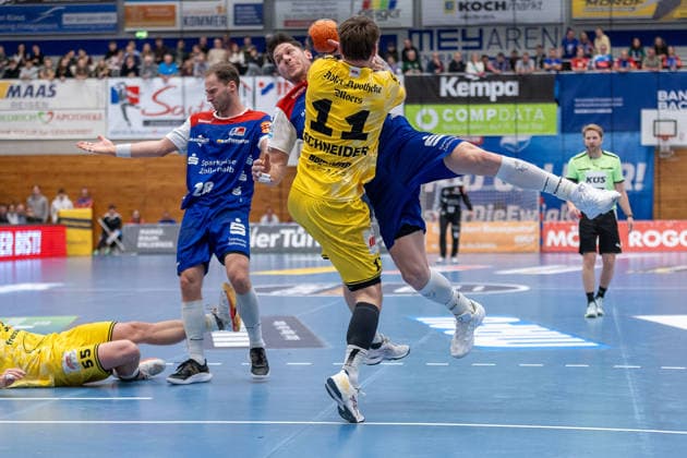 Von links Tobias Heinzelmann (HBW Balingen-Weilstetten, 28), Csaba Leimeter (HBW Balingen-Weilstetten, 52), Lucas Schneider (HSG Krefeld Niederrhein, 11) HBW Balingen Weilstetten - HSG Krefeld Niederrhein, Handball 2.Bundesliga, 14.Spieltag, Saison 2025 2026, 05.12.25 HBW Balingen Weilstetten - HSG Krefeld Niederrhein, Handball 2.Bundesliga, 14. Spieltag, Saison 2025 2026, 05.12.25 Balingen Copyright: xEibner-Pressefoto KirstenxThiemax