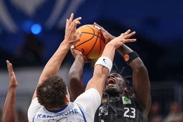 Melkisedek Kwaku Moreaux (Tigers Tuebingen, 23) im Zweikampf unter dem Korb gegen Maurice Marko Pluskota (PS Karlsruhe LIONS, 23), PS Karlsruhe LIONS vs Tigers Tuebingen, Basketball ProA 2. Bundesliga, 11. Spieltag, Saison 2025 2026, 05.12.2025, PS Karlsruhe LIONS vs Tigers Tuebingen, Basketball ProA 2. Bundesliga, 11. Spieltag, Saison 2025 2026, 05.12.2025 Karlsruhe Copyright: xEibner-Pressefoto JanxPrihodax EP_JPA