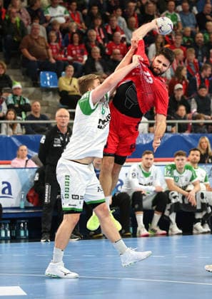 05.12.2025, Deutschland, Bietigheim, Handball 2. Bundesliga, SG BBM Bietigheim vs. HC Oppenweiler Backnang, v.l. Timm Buck (HCO), Juan de la Pena (BBM)