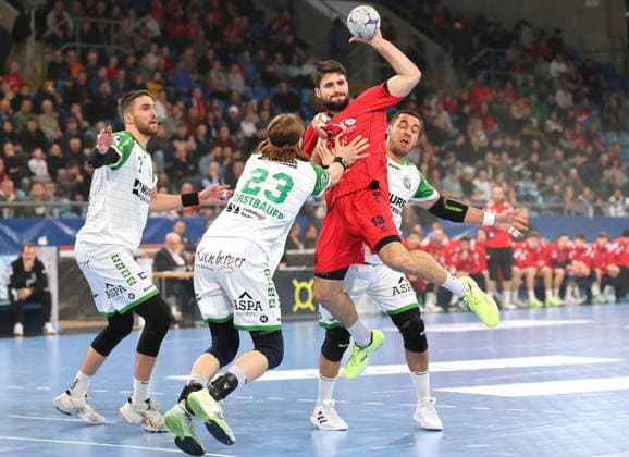 05.12.2025, Deutschland, Bietigheim, Handball 2. Bundesliga, SG BBM Bietigheim vs. HC Oppenweiler Backnang, v.l. Dominik Weiß (HCO), Jan Forstbauer (HCO), Juan de la Pena (BBM), Carlos de Sousa (HCO)