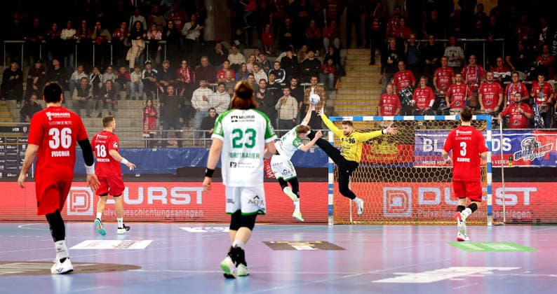 05.12.2025, Deutschland, Bietigheim, Handball 2. Bundesliga, SG BBM Bietigheim vs. HC Oppenweiler Backnang, mitte v.l. Cedric Mayer (HCO), Jan Hrdlicka (BBM)