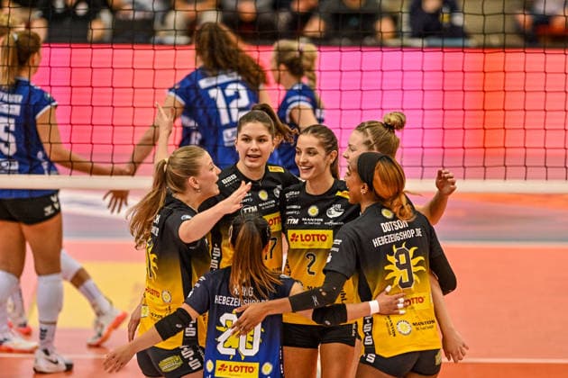 VBL Allianz MTV Stuttgart - VfB Suhl Lotto Thüringen 05.12.2025 VBL, Volleyball, 1. Bundesliga, Damen, Saison 2025 2026, Allianz MTV Stuttgart (in Blau), gegen VfB Suhl LOTTO Thüringen (in Gelb-Schwarz),. Freude um 2 Irene del Carmen Ramos Mencia und links 17 Alina Nasin, Copyright: xBEAUTIFULxSPORTS TomxBlochx