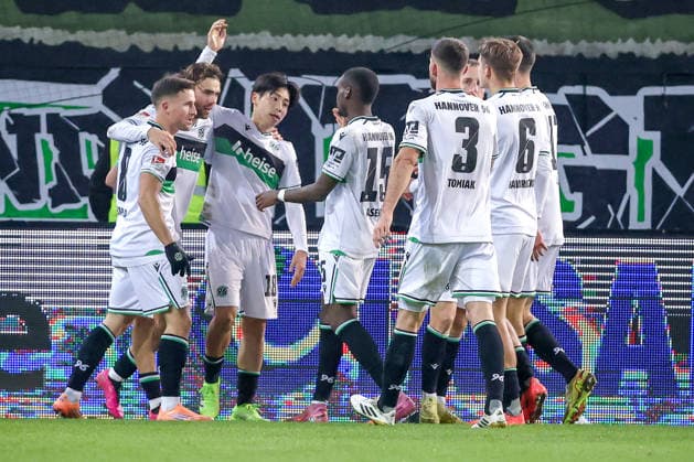 05.12.2025, Fußball, Preußen Münster - Hannover 96, 2. Fußball Bundesliga, Preußenstadion, Saison 2025 2026: Torjubel nach dem Tor zum 2:0 durch Torschütze Daisuke Yokota (Hannover96 18) DFB regulations prohibit any use of photographs as image sequences and or quasi-video. Nordrhein-Westfalen Deutschland