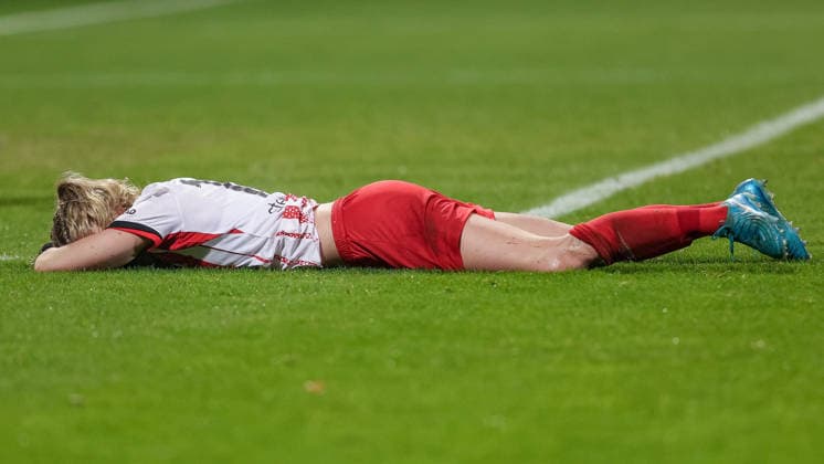 Greta Stegemann (SC Freiburg, 16) liegt enttäuscht auf dem Boden, enttäuscht über die Niederlage, Enttäuschung nach dem Schlusspfiff, Abpfiff, Highlight, Verlierer, verloren, Frustration, pessimistisch, traurig, DIE DFB-RICHTLINIEN UNTERSAGEN JEGLICHE NUTZUNG VON FOTOS ALS SEQUENZBILDER UND ODER VIDEOÄHNLICHE FOTOSTRECKEN. DFB REGULATIONS PROHIBIT ANY USE OF PHOTOGRAPHS AS IMAGE SEQUENCES AND OR QUASI-VIDEO., 05.12.2025, Wolfsburg (Deutschland), Fussball, Google Pixel Frauen-Bundesliga, VfL Wolfsburg - SC Freiburg