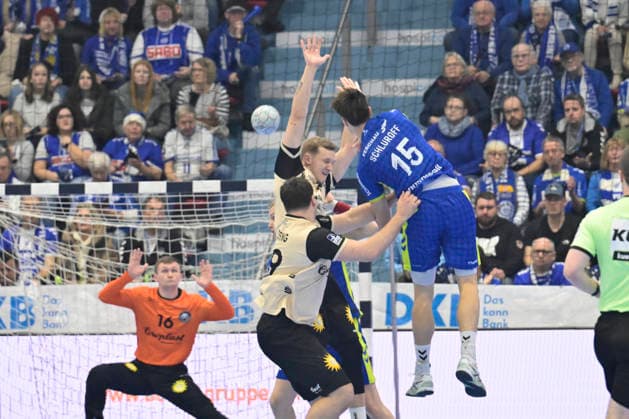 GER, 1.Daikin HBL , BHC06, VFL Gummersbach vs. BHC06 5.12. 2025, Gummersbach, Schwalbe Arena, GER, 1.Daikin HBL25 26, 14.Spieltag VFL Gummersbach vs. BHC06 1.Liqui Moly HBL regulations prohibit any use of photographs as image sequences and or quasi-video im Bild Miro Schludroff ( VFL Gummersbach 15 ).