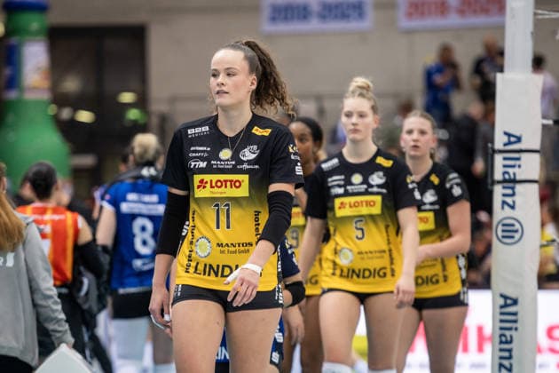 Laura Berger (VfB Suhl LOTTO Thueringen, 11) und Team - sichtlich enttaeuscht GER, Allianz MTV Stuttgart - VfB Suhl LOTTO Thueringen, Volleyball Bundesliga, VBL, Spielzeit 2025 2026, 05.12.2025 GER, Allianz MTV Stuttgart - VfB Suhl LOTTO Thueringen, Volleyball Bundesliga, VBL, Spielzeit 2025 2026, 05.12.2025 Stuttgart Copyright: xSandyxDinkelackerx EP_SDR