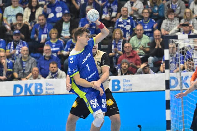 GER, 1.Daikin HBL , BHC06, VFL Gummersbach vs. BHC06 5.12. 2025, Gummersbach, Schwalbe Arena, GER, 1.Daikin HBL25 26, 14.Spieltag VFL Gummersbach vs. BHC06 1.Liqui Moly HBL regulations prohibit any use of photographs as image sequences and or quasi-video im Bild Julian Köster ( VFL Gummersbach 7 ) gegen Aron Seesing ( BHC 49 ).