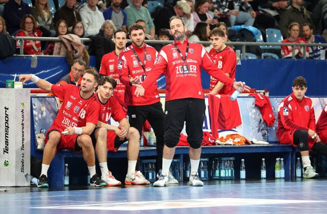 05.12.2025, Deutschland, Bietigheim, Handball 2. Bundesliga, SG BBM Bietigheim vs. HC Oppenweiler Backnang, Trainer Iker Romero (BBM)
