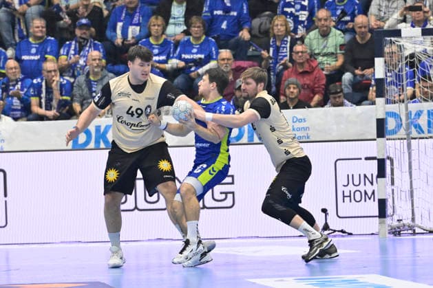 GER, 1.Daikin HBL , BHC06, VFL Gummersbach vs. BHC06 5.12. 2025, Gummersbach, Schwalbe Arena, GER, 1.Daikin HBL25 26, 14.Spieltag VFL Gummersbach vs. BHC06 1.Liqui Moly HBL regulations prohibit any use of photographs as image sequences and or quasi-video im Bild Joao Gomes ( VFL Gummersbach 3 ) gegen Aron Seesing ( BHC 49 ) und Johannes Wasielewski ( Bergischer HC 77 ).