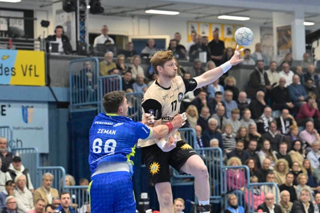 GER, 1.Daikin HBL , BHC06, VFL Gummersbach vs. BHC06 5.12. 2025, Gummersbach, Schwalbe Arena, GER, 1.Daikin HBL25 26, 14.Spieltag VFL Gummersbach vs. BHC06 1.Liqui Moly HBL regulations prohibit any use of photographs as image sequences and or quasi-video im Bild Arnor Vidarsson ( BHC 17 ) gegen Stepan Zeman ( VFL Gummersbach 66 ).