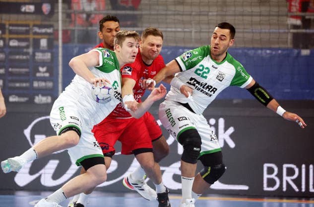 05.12.2025, Deutschland, Bietigheim, Handball 2. Bundesliga, SG BBM Bietigheim vs. HC Oppenweiler Backnang, v.l. Djibril M Bengue (BBM), Timm Buck (HCO), Fabian Wiederstein (BBM), Ruben de Sousa (HCO)