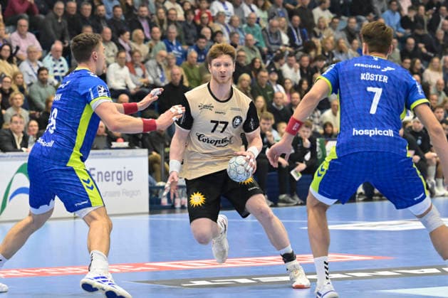 GER, 1.Daikin HBL , BHC06, VFL Gummersbach vs. BHC06 5.12. 2025, Gummersbach, Schwalbe Arena, GER, 1.Daikin HBL25 26, 14.Spieltag VFL Gummersbach vs. BHC06 1.Liqui Moly HBL regulations prohibit any use of photographs as image sequences and or quasi-video im Bild Johannes Wasielewski ( Bergischer HC 77 ) gegen Stepan Zeman ( VFL Gummersbach 66 ) und Julian Köster ( VFL Gummersbach 7 ).