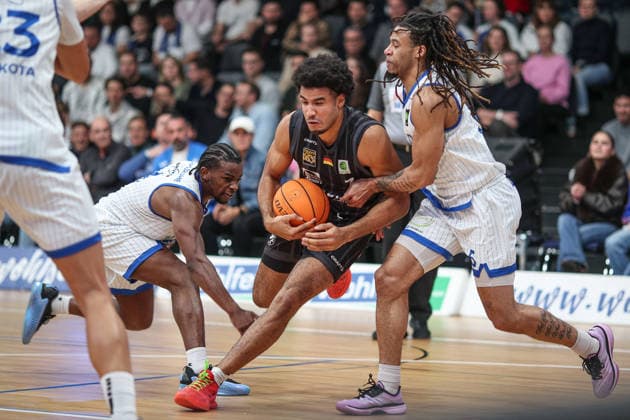 Silas Kaan Osezua Oriane (Tigers Tuebingen, 07) gegen Tyrese Williams (PS Karlsruhe LIONS, 05), PS Karlsruhe LIONS vs Tigers Tuebingen, Basketball ProA 2. Bundesliga, 11. Spieltag, Saison 2025 2026, 05.12.2025, PS Karlsruhe LIONS vs Tigers Tuebingen, Basketball ProA 2. Bundesliga, 11. Spieltag, Saison 2025 2026, 05.12.2025 Karlsruhe Copyright: xEibner-Pressefoto JanxPrihodax EP_JPA
