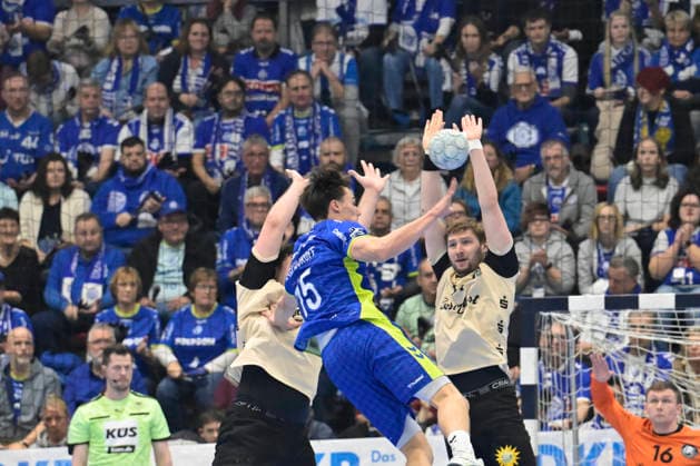 GER, 1.Daikin HBL , BHC06, VFL Gummersbach vs. BHC06 5.12. 2025, Gummersbach, Schwalbe Arena, GER, 1.Daikin HBL25 26, 14.Spieltag VFL Gummersbach vs. BHC06 1.Liqui Moly HBL regulations prohibit any use of photographs as image sequences and or quasi-video im Bild Miro Schludroff ( VFL Gummersbach 15 ) gegen Arnor Vidarsson ( BHC 17 ).