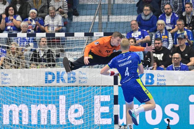 GER, 1.Daikin HBL , BHC06, VFL Gummersbach vs. BHC06 5.12. 2025, Gummersbach, Schwalbe Arena, GER, 1.Daikin HBL25 26, 14.Spieltag VFL Gummersbach vs. BHC06 1.Liqui Moly HBL regulations prohibit any use of photographs as image sequences and or quasi-video im Bild Ellidi Vidarsson ( VFL Gummersbach 4 ) gegen Lukas Diedrich ( Bergischer HC 16 ).