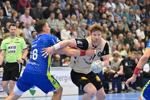 GER, 1.Daikin HBL , BHC06, VFL Gummersbach vs. BHC06 5.12. 2025, Gummersbach, Schwalbe Arena, GER, 1.Daikin HBL25 26, 14.Spieltag VFL Gummersbach vs. BHC06 1.Liqui Moly HBL regulations prohibit any use of photographs as image sequences and or quasi-video im Bild Johannes Wasielewski ( Bergischer HC 77 ) gegen Stepan Zeman ( VFL Gummersbach 66 ).