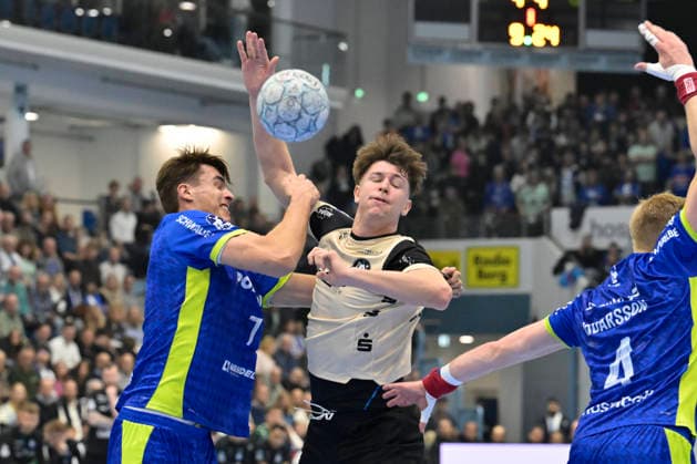 GER, 1.Daikin HBL , BHC06, VFL Gummersbach vs. BHC06 5.12. 2025, Gummersbach, Schwalbe Arena, GER, 1.Daikin HBL25 26, 14.Spieltag VFL Gummersbach vs. BHC06 1.Liqui Moly HBL regulations prohibit any use of photographs as image sequences and or quasi-video im Bild b hc53 gegen Julian Köster ( VFL Gummersbach 7 ).