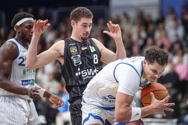 Viele Baelle erkaempft Maurice Marko Pluskota (PS Karlsruhe LIONS, 23) stark unterm Korb Felix Per Edwardsson (Tigers Tuebingen, 08), PS Karlsruhe LIONS vs Tigers Tuebingen, Basketball ProA 2. Bundesliga, 11. Spieltag, Saison 2025 2026, 05.12.2025, PS Karlsruhe LIONS vs Tigers Tuebingen, Basketball ProA 2. Bundesliga, 11. Spieltag, Saison 2025 2026, 05.12.2025 Karlsruhe Copyright: xEibner-Pressefoto JanxPrihodax EP_JPA