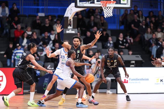 Abwehrarbeit Bernard Joel Pelote III (Tigers Tuebingen, 01) gegen Isaiah Rayshaud Hart (PS Karlsruhe LIONS, 04) JaCobi Allen Wood (Tigers Tuebingen, 24) Melkisedek Kwaku Moreaux (Tigers Tuebingen, 23), PS Karlsruhe LIONS vs Tigers Tuebingen, Basketball ProA 2. Bundesliga, 11. Spieltag, Saison 2025 2026, 05.12.2025, PS Karlsruhe LIONS vs Tigers Tuebingen, Basketball ProA 2. Bundesliga, 11. Spieltag, Saison 2025 2026, 05.12.2025 Karlsruhe Copyright: xEibner-Pressefoto JanxPrihodax EP_JPA
