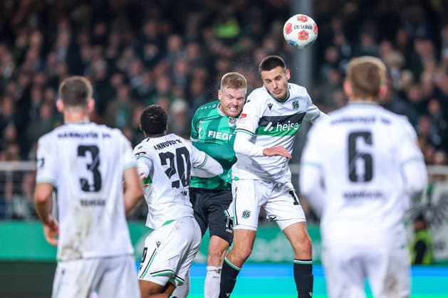 05.12.2025, Fußball, Preußen Münster - Hannover 96, 2. Fußball Bundesliga, Preußenstadion, Saison 2025 2026: Lars Lokotsch (Preussen Muenster 13) im Zweikampf gegen Benedikt Pichler (Hannover96 11) DFB regulations prohibit any use of photographs as image sequences and or quasi-video. Nordrhein-Westfalen Deutschland